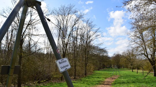 Das Verbotsschild und die abmontierte Sitzfläche der Seilbahn auf dem Abenteuerspielplatz in Ebernburg weisen daraufhin, dass di Das Verbotsschild und die abmontierte Sitzfläche der Seilbahn auf dem Abenteuerspielplatz in Ebernburg weisen daraufhin, dass di
