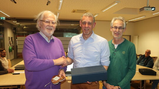 Zu seiner letzten Ortsbeiratssitzung gab es für Ortsvorsteher Mirko-Helmut Kohl am Ende von Jürgen Eitel (links) und Wolfgang Kl