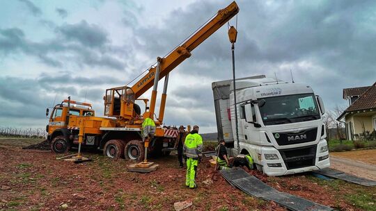 Mit schwerem Gerät und viel Fingerspitzengefühl hebt der Abschlepp- und Bergedienst Kappler selbst ungewöhnliche Fahrzeuge siche