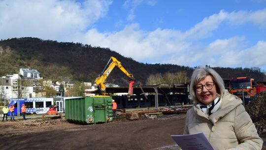 Ortsvorsteherin Birgit Ensminger-Busse ist froh, dass die Bagger am Bahnhof Bad Münster am Stein endlich rollen und der Bahnhof Ortsvorsteherin Birgit Ensminger-Busse ist froh, dass die Bagger am Bahnhof Bad Münster am Stein endlich rollen und der Bahnhof