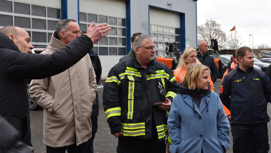 Landrat Volker Boch (links) zeigt den Gästen um Innenminister Michael Ebling und Umweltministerin Katrin Eder, wo die Schäden du
