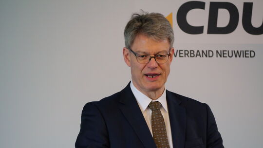 Bundesverkehrsminister Patrick Schnieder sprach in Straßenhaus über die Pläne der Bundesregierung und die B256-Ortsumgehung Stra