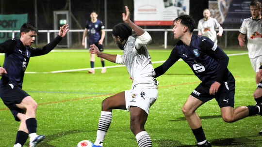 Brice Braquin Mitel (weißes Trikot) erzielte den einzigen Treffer der Partie. Der Mendiger Stürmer machte beim 1:0 gegen die SG