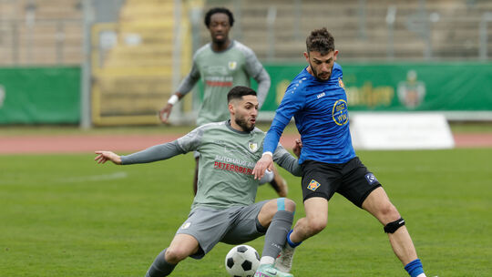 Die Viererkette um TuS-Innenverteidiger Daniel von der Bracke (blaues Trikot) ließ defensiv wenig zu, hatte aber viele Ballkonta