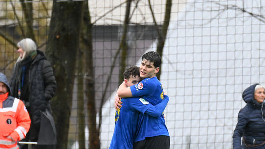 Freude pur bei der U17 der TuS Koblenz: Die holte beim Tabellenführer SC Freiburg einen Punkt und hat den Klassenerhalt fest im