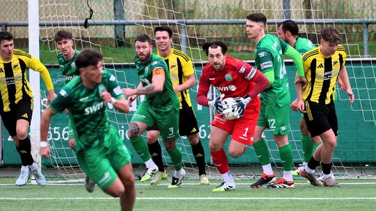 Der Engerser Keeper Safet Husic (in Rot) greift sich den Ball nach einer Dudenhofener Ecke. In der Nachspielzeit hatte Husic wie