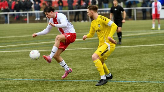 Silas Held (links, hier vor Kilian Staroscik am Ball) übernahm eine Hauptrolle im Heimspiel gegen Wiesbach: Der junge Eisbachtal