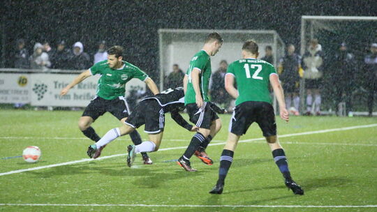 Im Regen von Reil musste sich Schlusslicht SG Mont Royal (in Schwarz) dem Lokalrivalen SG Bremm mit 1:2 geschlagen geben.