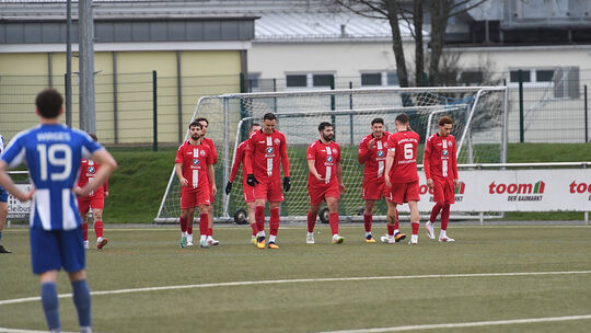 Der Ahrweiler BC (rote Trikots) konnte am Wochenende nicht nur einen 4:1-Sieg bei der Spvgg EGC Wirges, sondern auch die alleini