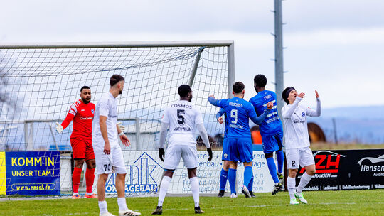 Emmelshausen-Karbach (in Blau) feiert - wie hier das 1:0 durch Kevin Leidig, der von Max Wilschrey und Dylan Esmel verdeckt wird