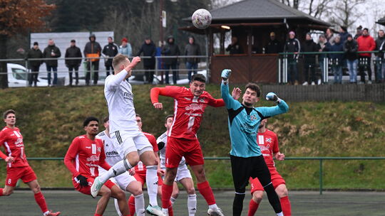 Malbergs Torhüter Nick Alexander Hammel (blaues Trikot) und sein Innenverteidiger Arthur Becker (vorne in Rot) mussten sich gege