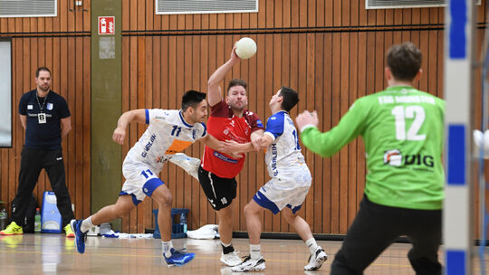 Erst Simon Giebenhain (am Ball) beendete in Rüsselsheim die überaus schwache Quote der Holzheimer beim Verwandeln von Siebenmete