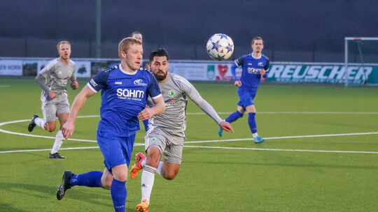 Christian Schauer (links, hier im Laufduell mit Veysel Altuntas) brachte die SF Höhr-Grenzhausen nach knapp einer halben Stunde