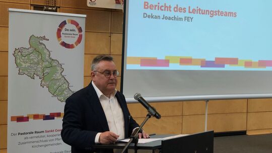 Dekan Joachim Fey bei seinem Bericht auf der Synodalversammlung in St. Goar.