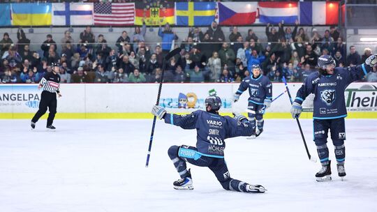 Jeff Smith, hier beim Jubeln im ersten Heimspiel gegen Heerenveen, spielte auch in der vierten Begegnung des EHC Neuwied gegen d