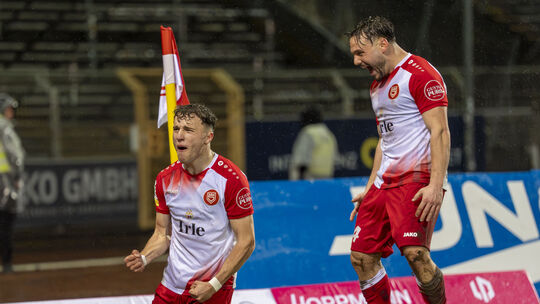 Die Torschützen unter sich: Nach dem 2:0 durch Malik Hodroj (links) platzte es aus ihm und dem Torschützen zum 1:0, Ömer Tokac (