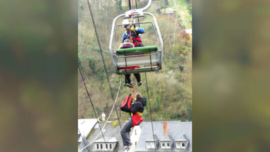 Alle Jahre wieder: Die Rettung der Bergwacht an der Sesselbahn ist spektakulär.