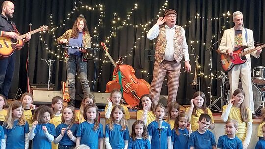 Bei etlichen Liedern bekamen die "großen" Musiker auf der Bühne stimmgewaltige Unterstützung von den tonArt-Kids und den Singmäu