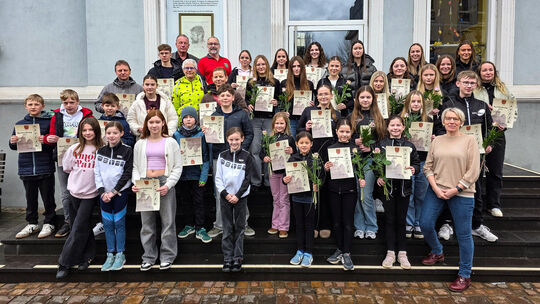 Auf den Stufen des Rathauses in Diez formierten sich alle geehrten Sportlerinnen und Sportler zusammen mit ihren Trainern und de