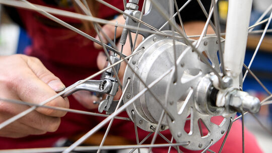Eine Inspektion vor der Radsaison ist wichtig, sagen die Fachleute, auch wenn Radfahrer ein paar Sachen auch gut selbst checken