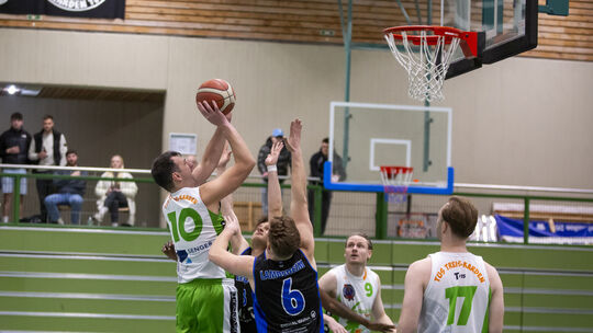 Der 40-jährige Milan Trtic (beim Wurf) machte 36 Punkte beim 86:73-Sieg des TuS Treis-Karden im letzten Heimspiel der Saison geg