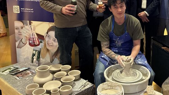 Während des Rheinland-Pfalz-Abends zur ITB Berlin zeigte Keramikgestalter Leon Park aus Höhr-Grenzhausen den Gästen, wie traditi