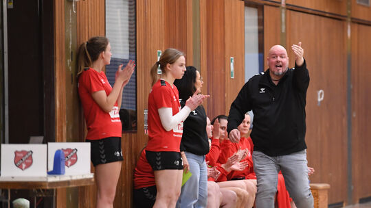Jens Steckel ballt die Faust: Die von ihm angeleiteten Handballerinnen des TuS Holzheim haben mit dem 32:27-Erfolg gegen den SV