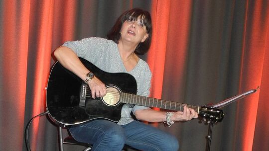 Ob gesprochen oder gesungen: Rena Schwarz nahm ihr Publikum im Kabarett CasaBlanca mit auf eine lustige Reise durch ihr 25-jähri