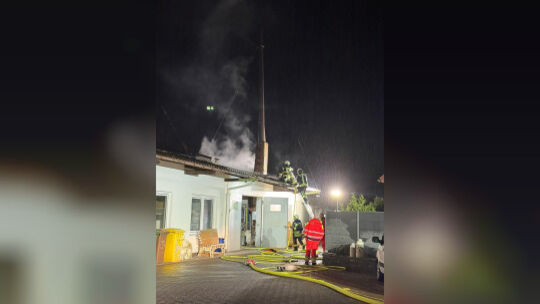 Das Feuer im Bereich des Schornsteins eines Brennofens in Mogendorf konnte die Feuerwehr rasch löschen und so ein Übergreifen de