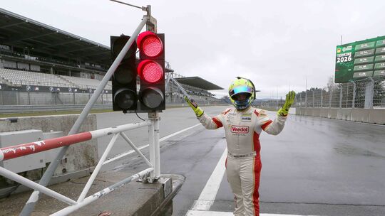 Die Ampel steht auf Rot, das erste Langestreckenrennen des Jahres auf dem Nürburgring wurde wegen zu kalten und zu nassen Wetter