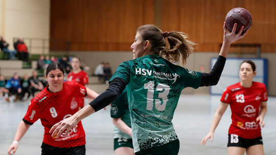 Blieb dieses Mal torlos: Alina Schaerlaeken (am Ball), Außenspielerin des HSV Sobernheim.