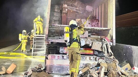 Auf der A3 bei Neustadt ist am Freitagabend ein mit Paketen beladener Lkw in Brand geraten. Die Feuerwehr der VG Asbach musste a