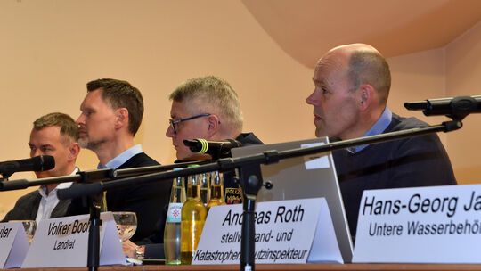 Neben Landrat Volker Boch (von rechts) saßen unter anderem Björn Neureuter (Polizei), Jörn Mengen (Kriminalpolizei) und Christia