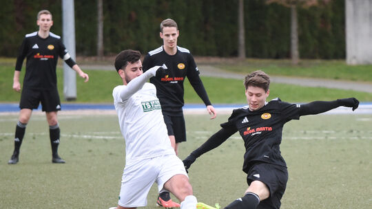 Kein Vorbeikommen: Leon Bock (rechts) stoppt einen Spieler der TSG Trippstadt. Alex Tiedtke und Pascal Mohr (links) beobachten d