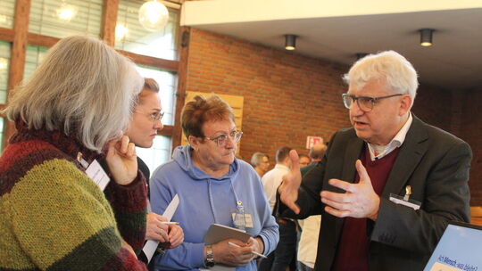 Beim Speed-Dating konnte man sich im Fünf-Minuten-Takte über verschiedene Projekte des Dekanats informieren. Hier erläutert Ralf