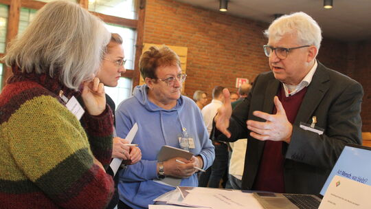 Beim Speed-Dating konnte man sich im Fünf-Minuten-Takte über verschiedene Projekte des Dekanats informieren. Hier erläutert Ralf