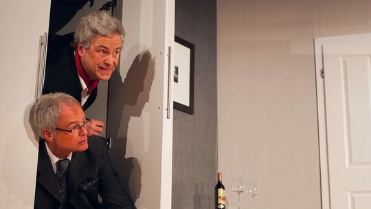 Frank Reinhard (unten) und Werner Hoffmann gründeten die Theatergruppe im Jahr 1985. Hier eine Spielszene im Stück „Alles verkeh