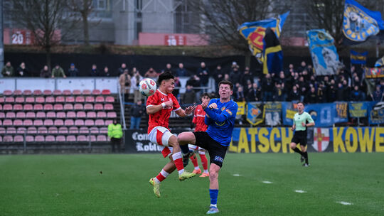 Auf dem Platz 4 vor dem Fritz-Walter-Stadion trafen der 1. FC Kaiserslautern II und die TuS Koblenz (in Blau-Schwarz) Anfang Dez