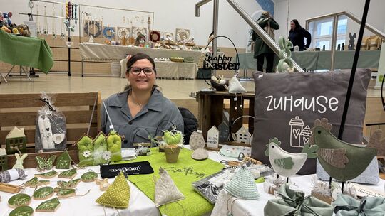 Auch Karina Schramm aus Aarbergen präsentierte ihre Produkte rund um Ostern beim Osterhasenmarkt in Burgschwalbach.