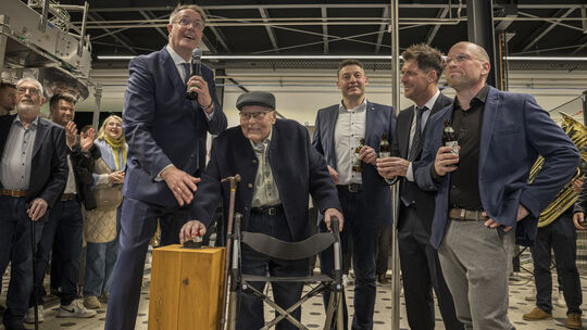 Ministerpräsident Alexander Schweitzer (links) brachte unter lautem Applaus der Zuschauer die Anlage per Knopfdruck zum Laufen.