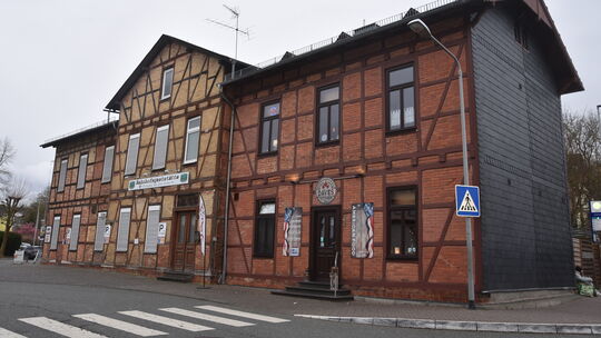 Der Alte Bahnhof in Nastätten könnte als Freizeitzone dienen zusammen mit der Freitreppe am Mühlbach.