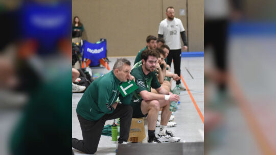 Gut gelaufen: HSV-Trainer Tino Stumps (links) bespricht sich mit Dennis Forsch, der gegen die DJK Bingen-Büdesheim zu überzeugen