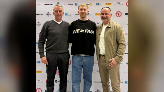 Freuen sich auf die Zusammenarbeit: Christoph Hahn (von links), der Sportliche Leiter des SC Idar-Oberstein, Christian Rech und