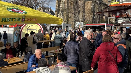 Als am Sonntag die Sonne herauskam, nutzten viele Neuwieder doch noch die Gelegenheit, auf dem Marktplatz ein Frühlingsfest zu f
