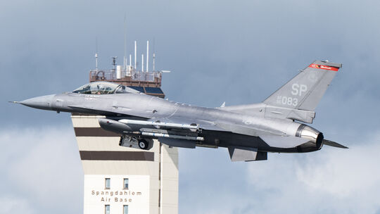 Ein F-16 Kampfjet der US-Airforce hebt von der Airbase in Spangdahlem ab.