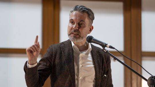 Scharfe Worte, große Gesten: Der BSW-Bundesvorsitzende Fabio De Masi gastierte im Bürgerhaus Torney.