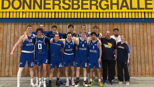 Nach dem Sieg in der Rockenhausener Donnersberghalle jubelten die Basketballer des BBC Horchheim über den Gewinn der Meisterscha