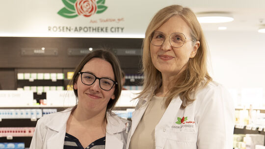 Fühlen sich wohl am neuen Arbeitsplatz in der Rosen-Apotheke: Lisa Stosshoff (links) und ihre Kollegin Lydia Seibel.