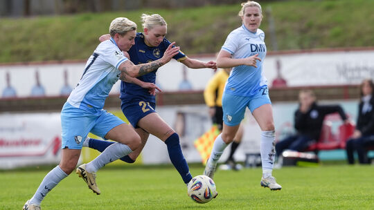 Kaum ein Durchkommen: Andernachs Isabel Pfeiffer (dunkles Trikot) im Zweikampf mit Bochums Sarah Freutel. Im Hintergrund beobach