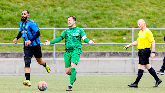 "Schiri, lass' doch laufen", ärgerte sich hier Urbar/Werlaus Kapitän Melvin Vogt über den Pfiff des Unparteiischen Klaus Rupp. T